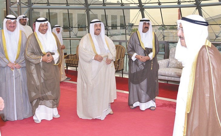 سمو الأمير لدى وصوله وفي استقباله الشيخ مشعل الأحمد وسمو الشيخ ناصر المحمد وسمو الشيخ جابر المبارك وعيسى الكندري ﻿