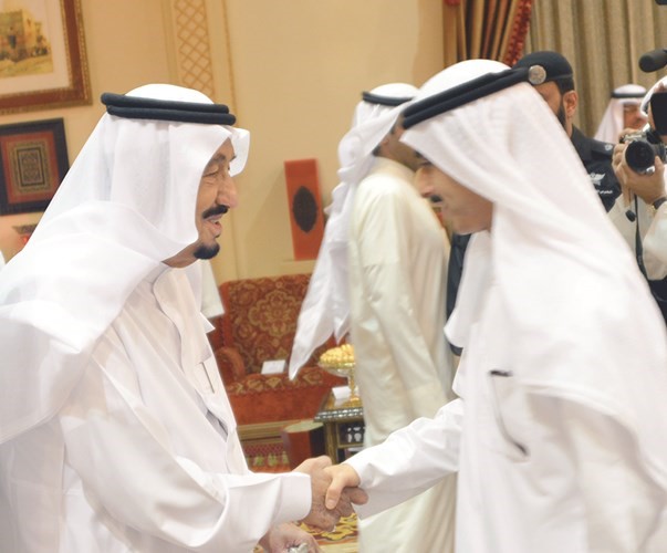 الملك سلمان بن عبدالعزيز مصافحا السفير الشيخ ثامر الجابر﻿