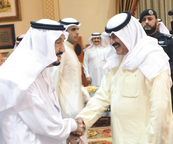 خادم الحرمين مصافحا خالد الجارالله﻿