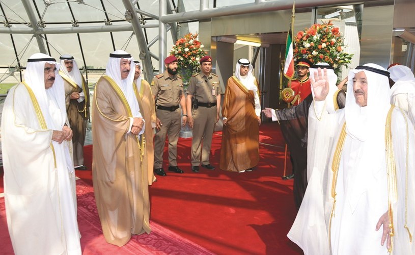 صاحب السمو لدى مغادرته إلى الرياض وفي وداعه الشيخ جابر العبدالله والشيخ فيصل السعود﻿