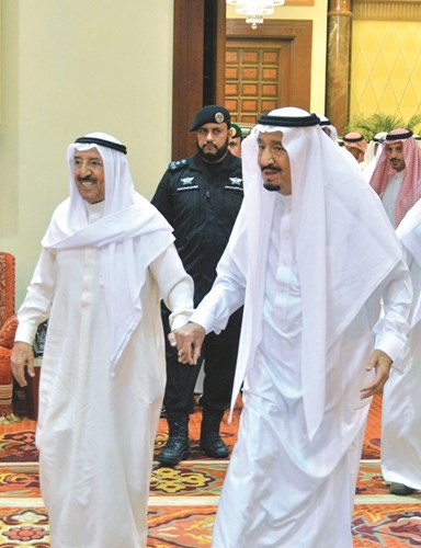 خادم الحرمين مرحبا بصاحب السمو في قصر عرقه﻿