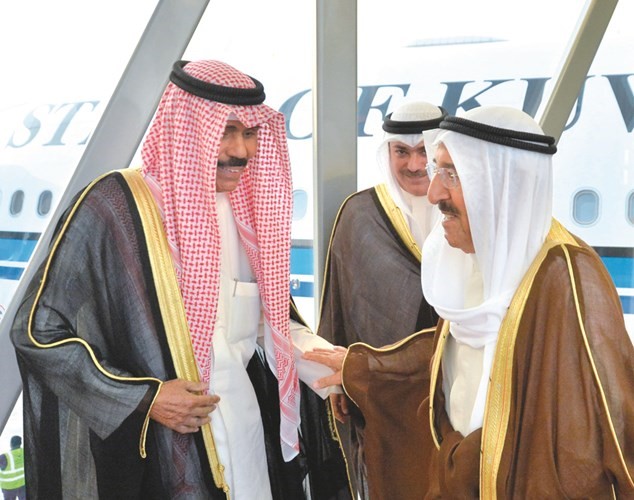 صاحب السمو الأمير لدى عودته إلى أرض الوطن وفي استقباله سمو ولي العهد الشيخ نواف الأحمد﻿