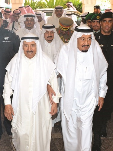 صاحب السمو الأمير الشيخ صباح الأحمد وخادم الحرمين الشريفين الملك سلمان بن عبدالعزيز يدا بيد بقصر عرقه﻿