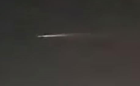 بالفيديو.. جسم غريب يمر بسماء دبي ومركز فضائي يوضح حقيقته
