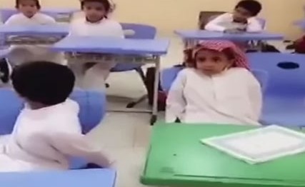 هذا الفيديو بين معلم وطلابه يشعل مواقع التواصل السعودية