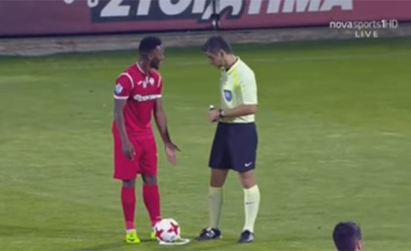 بالفيديو.. لاعب يوناني يمسح قدمه بالحكم.. ويسجل هدف عالمي