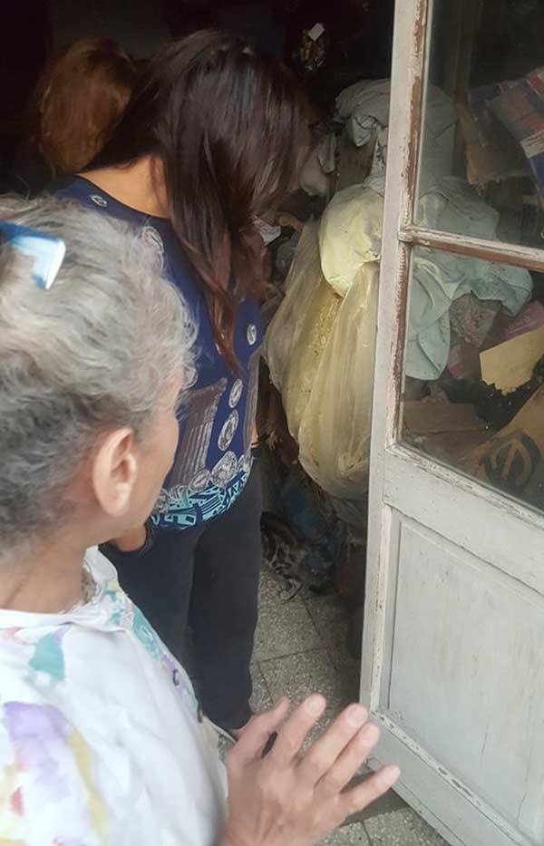 بالصور.. لغز مسنة مصرية عثر بشقتها على مقبرة قطط مذبوحة