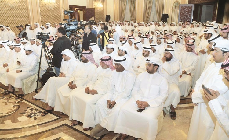 جموع من المواطنين في الوقفة التضامنية بديوان النائب السابق والمحامي أحمد الشحومي 	(محمد هاشم)﻿