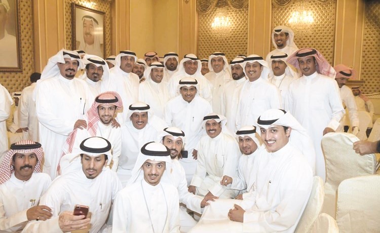 النائب السابق والمحامي أحمد الشحومي مع عدد من المشاركين في الوقفة التضامنية﻿