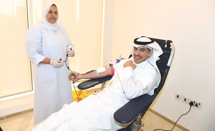 عبدالعزيز العصيمي خلال تبرعه بالدم﻿