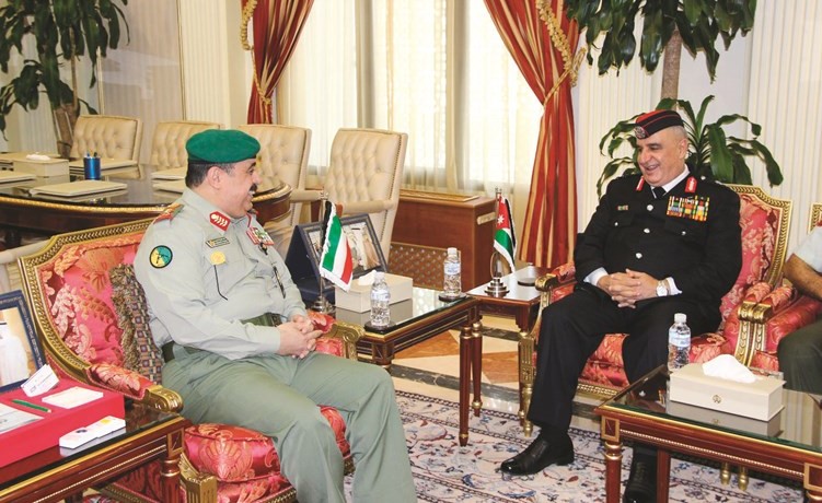الفريق الركن هاشم الرفاعي مع المدير العام للمديرية العامة للدفاع المدني في الأردن اللواء مصطفى البزايعة﻿
