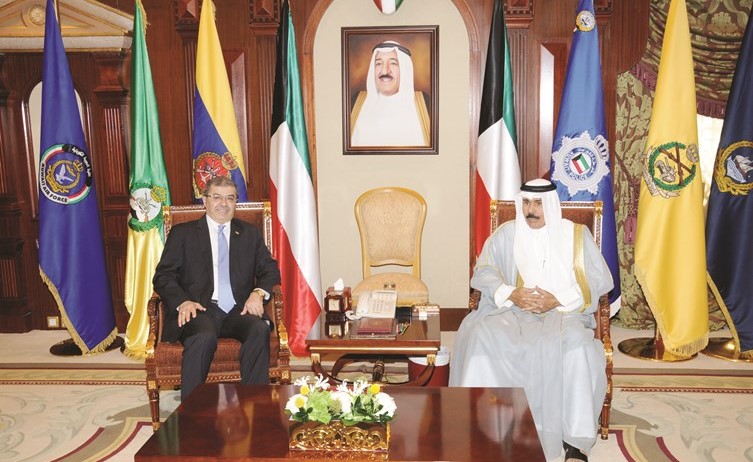 سمو ولي العهد الشيخ نواف الأحمد مستقبلا السفير العراقي علاء الهاشمي﻿