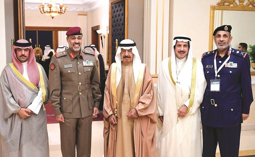 صاحب السمو الملكي الأمير خلیفة بن سلمان خلال لقائه الفريق الركن الشيخ عبدالله النواف والسفير الشيخ عزام الصباح﻿
