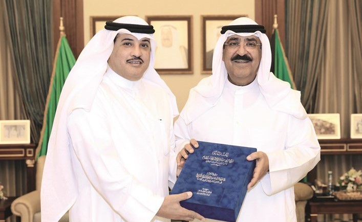 الشيخ مشعل الأحمد يتسلم الموسوعة من المستشار جمال الجلاوي﻿