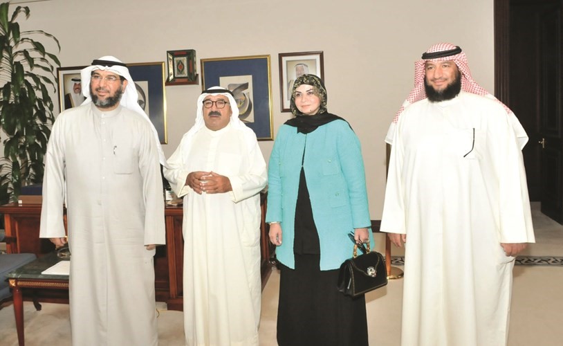 الشيخ ناصر صباح الأحمد مستقبلا د.نبيل العون يرافقه غادة المسلم وهشام العون﻿