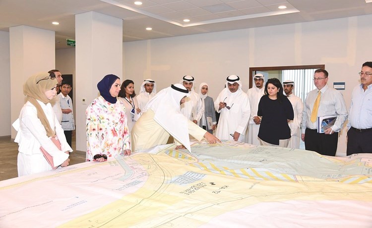 الشيخ أحمد المشعل خلال الزيارة الميدانية لمشروع مبنى الركاب الجديد (اا) في مطار الكويت الدولي ﻿