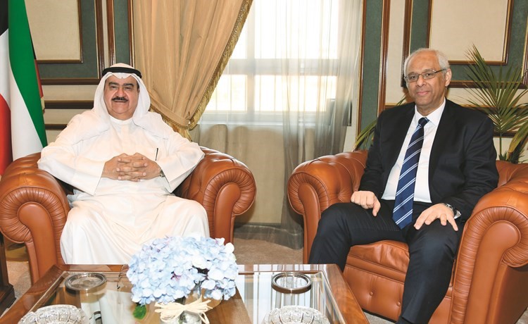 الفريق ثابت المهنا مستقبلا السفير ياسر عاطف ﻿