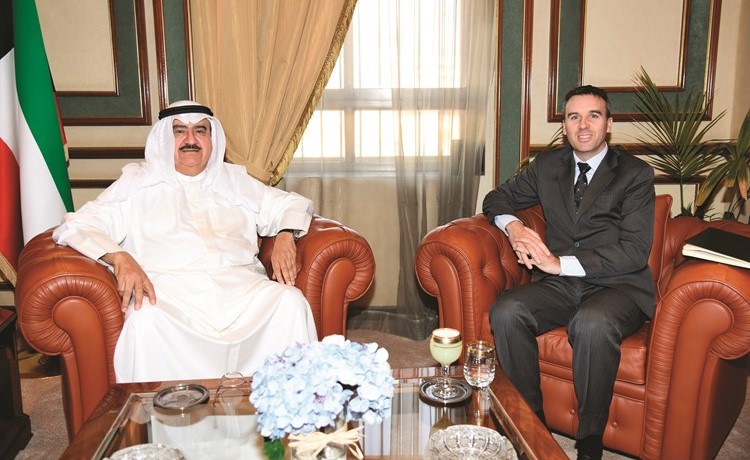 الفريق ثابت المهنا مستقبلا السفير وارن هاوك﻿