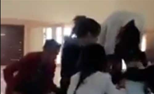 بالفيديو.. طالبتان تلقنان بعضهما "علقة ساخنة" داخل الفصل .. هذا مصير من حاولوا فض "الهوشة"