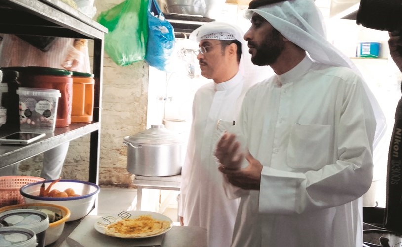 جانب من الجولة التفتيشية في أحد المطاعم﻿