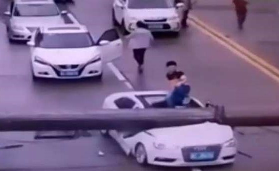 بالفيديو والصور.. سائق ينجو من الموت سحقاً بأعجوبة بعد سقوط ذراع رافعة ضخم على سيارته