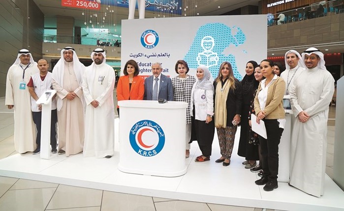 د.هلال الساير متوسطا فريق الحملة في مجمع الأفنيوز﻿