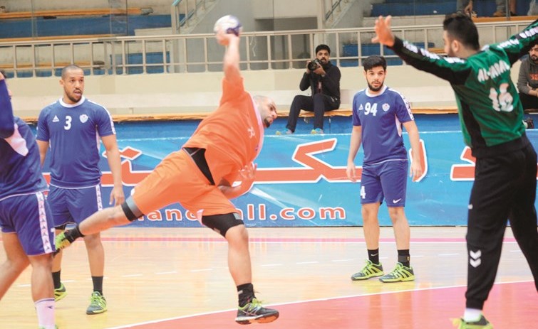  لاعب كاظمة إسماعيل الخزيعل يصوب على مرمى الشباب في مباراة سابقة﻿