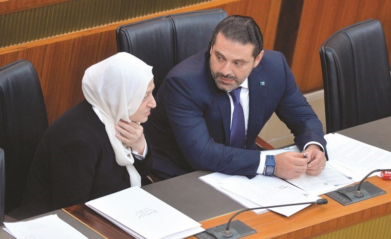 حديث جانبي بين الرئيس سعد الحريري وعمته النائبة بهية الحريري على هامش الجلسة	(محمود الطويل)﻿