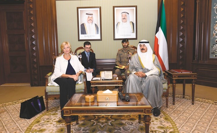 الشيخ محمد الخالد خلال لقائه وزيرة الدفاع الإيطالية روبيرتا بيونتي﻿