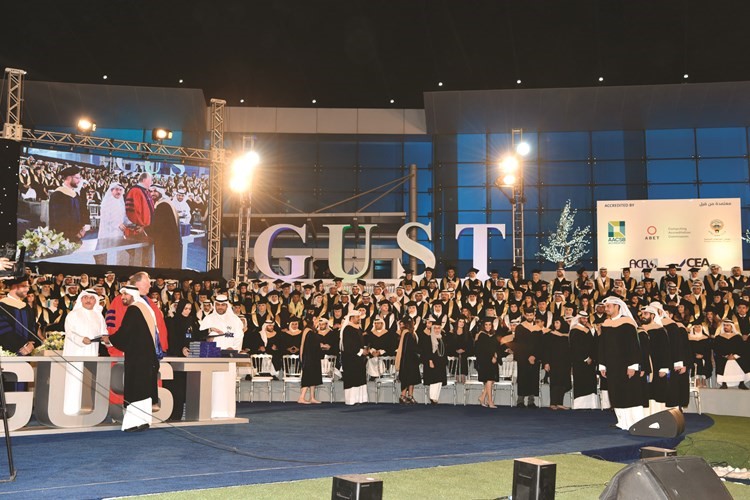 د.حبيب أبل ود.دونالد بيتس لدى تكريم أحد الخريجين أمام خريجي 2017 في جامعة الخليج للعلوم والتكنولوجيا	(ريليش كومار)﻿