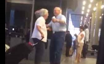 فيديو مؤثر .. ما فعله هذا الرجل مع زوجته في المطار أشعل مواقع التواصل