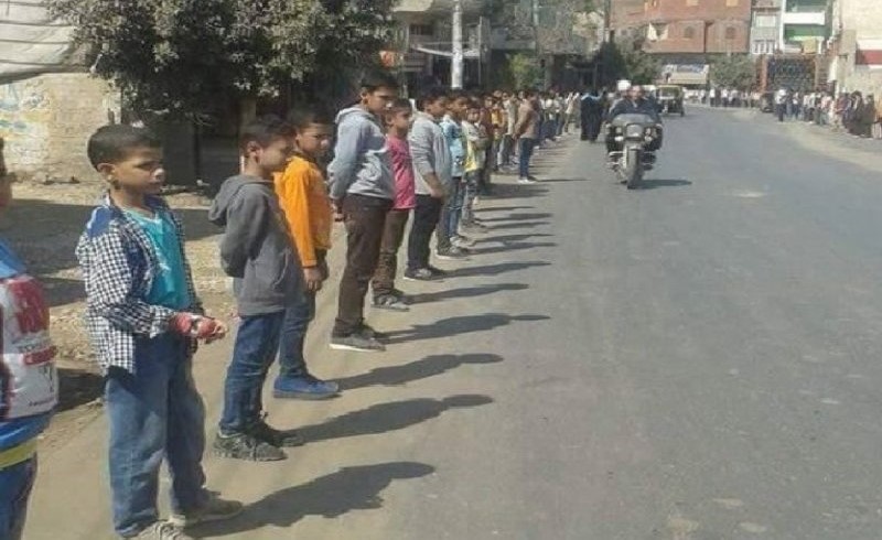بالصور: لمسة وفاء.. طلاب مدرسة مصرية يصطفون لتوديع جثمان معلمتهم