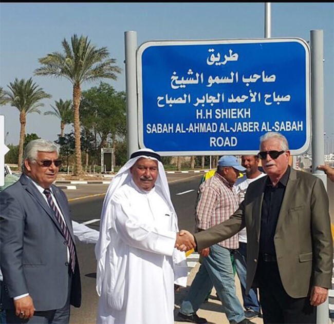 السفير محمد الذويخ واللواء خالد فودة واللواء عبدالفتاح حلمي خلال مراسم إطلاق اسم سمو الأمير الشيخ صباح الأحمد على أحد أهم شوارع «شرم الشيخ»