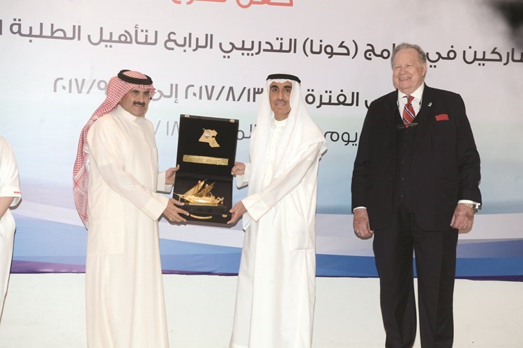 الشيخ مبارك الدعيج يقدم درعا تذكارية إلى د.حسين الأنصاري﻿