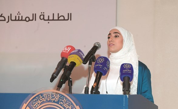 عائشة الكندري تلقي كلمة خريجي الدورة﻿