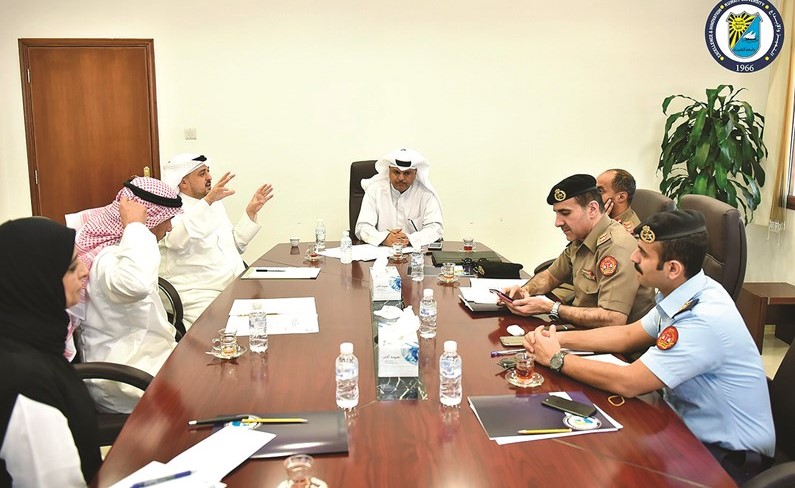 د.علي النامي خلال الاجتماع ﻿