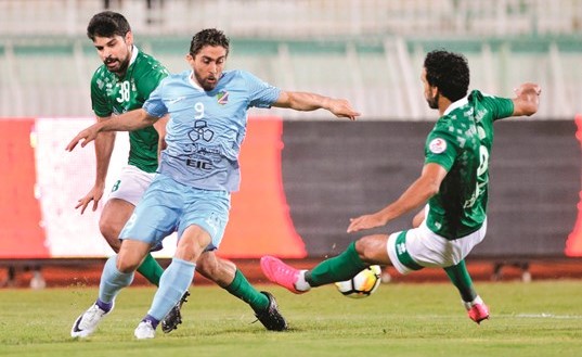 دخول قوي لمدافع العربي شوقي السعيد على فراس الخطيب	(الأزرق.كوم)﻿