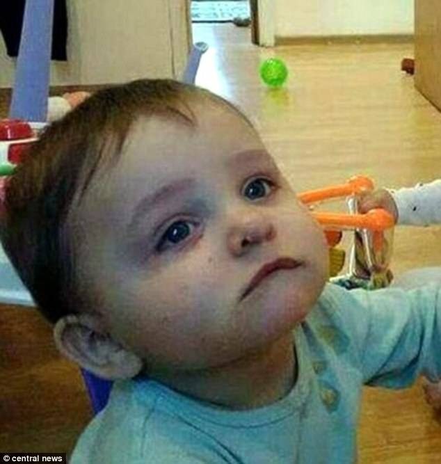 شك بخيانة حبيبته فوقعت الكارثة... جنون الشك دفعه إلى قتل طفله بالمطرقة!