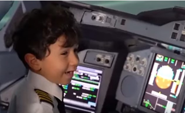 أصغر طيار بالعالم طفل عربي في السادسة من عمره.. شاهد ماذا فعل في كابينة الطائرة!