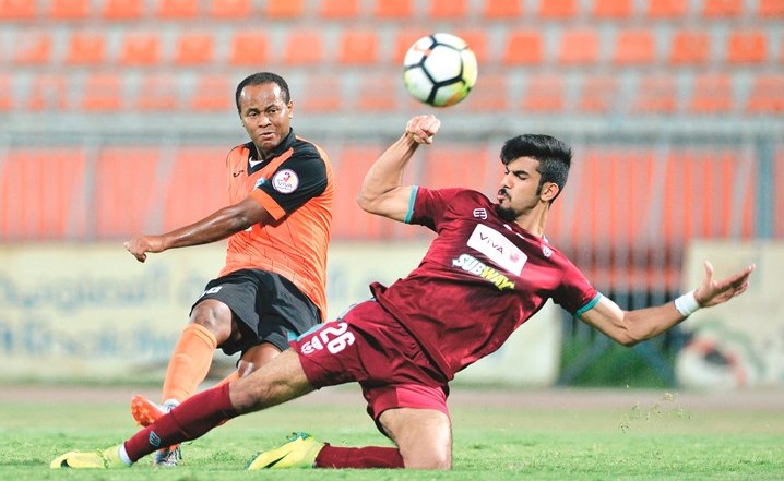 مدافع النصر احمد عليان يمنع مهاجم كاظمة جيلسون دياز من التقدم 	(الازرق.كوم) ﻿