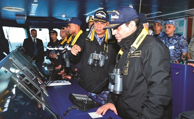 الرئيس عبدالفتاح السيسي على متن حاملة الطائرات أنور السادات يتابع المناورة البحرية التكتيكية ذات الصواري 2017﻿