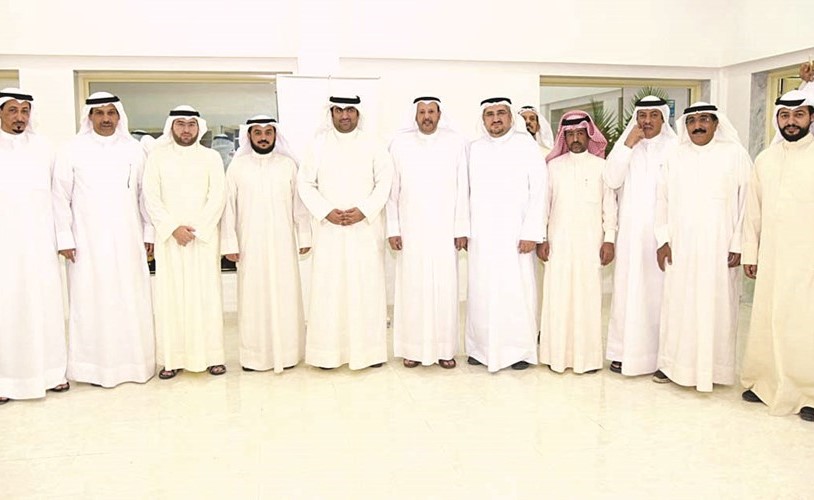 الوزير خالد الروضان والنائب هادي الحويلة الى جانب مسؤولي الهيئة وبرقان ﻿