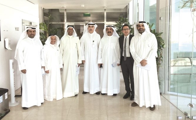 العدساني والسلمان يتوسطان ممثلي الاتحاد ﻿