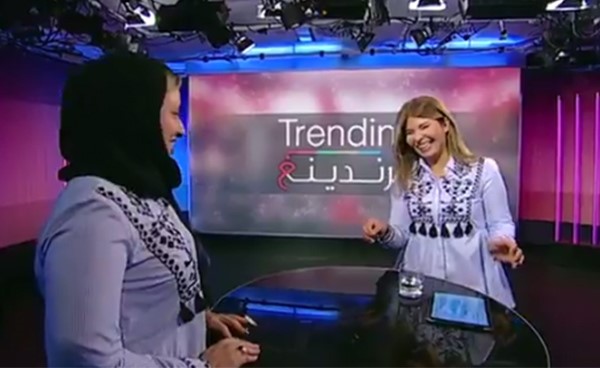صدفة محرجة لن تحبها أي امرأة!.. مذيعة BBC تُفاجأ بارتداء ضيفتها القميص نفسه!