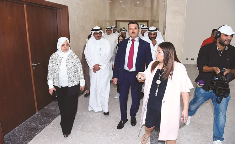 هند الصبيح ود.جمال الحربي والشيخ احمد المشعل يستمعون لشرح خلال الجولة﻿
