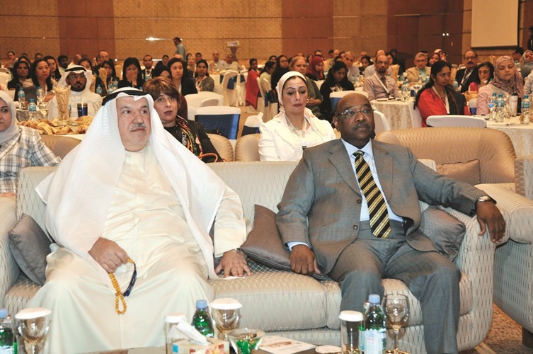 د.محمد الخشتي في مقدمة الحضور ﻿