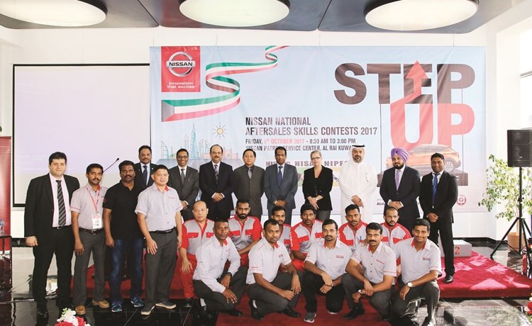 إداريو مجموعة البابطين مع أعضاء لجنة التحكيم﻿