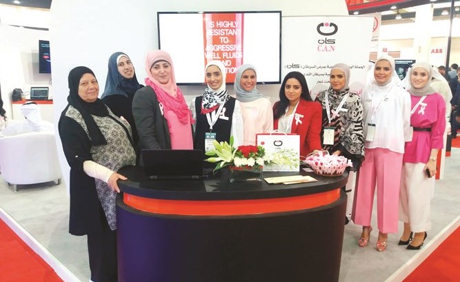متطوعات حملة كان للتوعية من مرض السرطان﻿