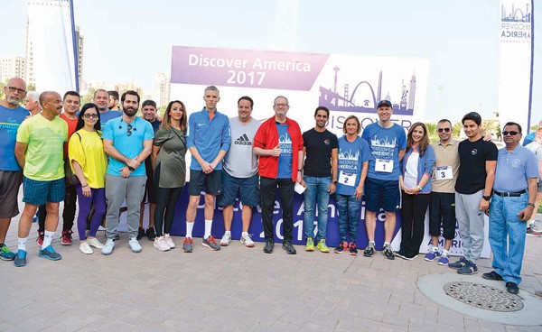 السفير الأميركي لورانس سيلفرمان وعدد من أعضاء السفارة الأميركية والمنظمين والرعاة في لقطة تذكارية مع الفائزين وعدد من المشاركين خلال ماراثون «اكتشف أميركا» 	 (قاسم باشا)