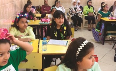عدد من وليات الأمر في الفصل مع الطالبات﻿